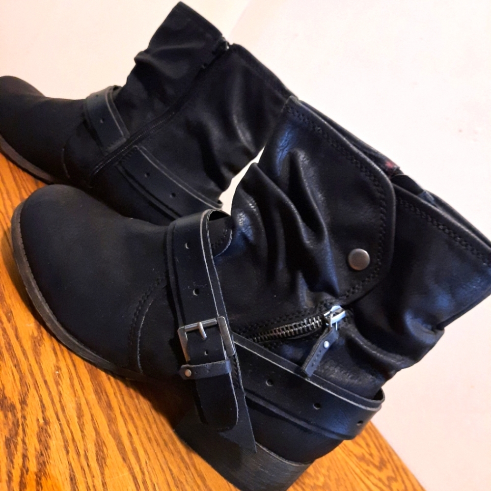 SO boots size 9